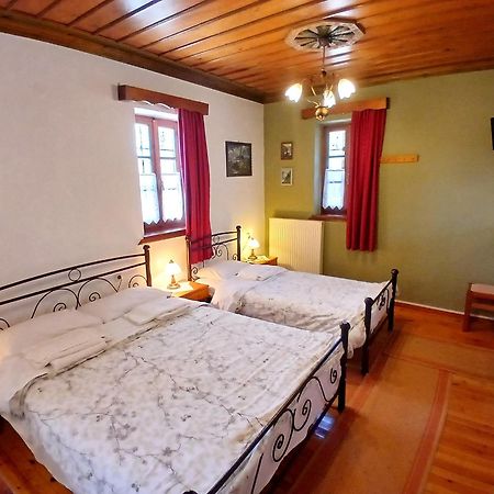 Aloni Guesthouse อาโนเปดินา ภายนอก รูปภาพ